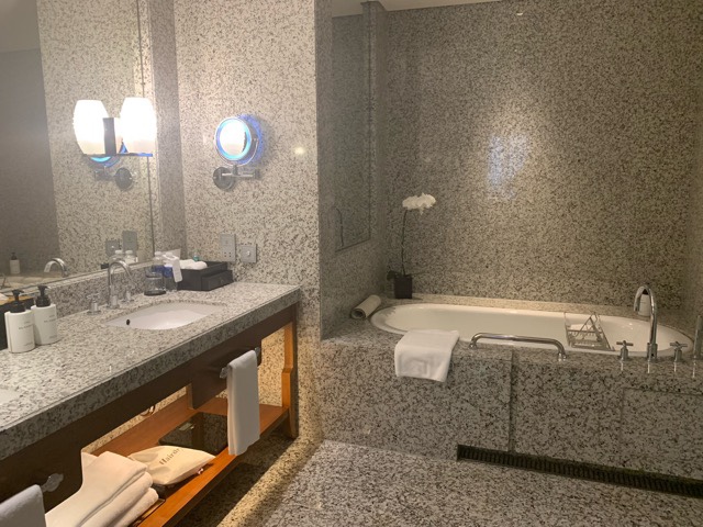 ハノイ インターコンチネンタル　ランドマーク72　浴室